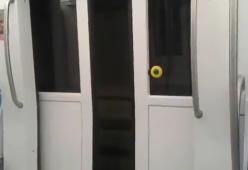 Roma: la metro viaggia a porte aperte, il video