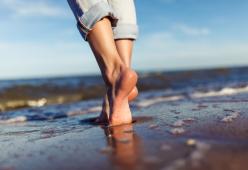 Camminare a piedi scalzi: ecco perché in estate (ma non solo) è un must