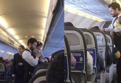L’assistente di volo prende in braccio il bambino per farlo calmare, ecco lo scatto che commuove il web