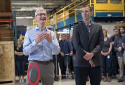 Cosa si nasconde nella tasca di Tim Cook? Forse un iPhone 8?