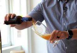 Amate la birra? Questo video vi spiegherà perché l'avete sempre versata male