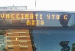 Frase shock sul display dell’autobus, scoppia la polemica