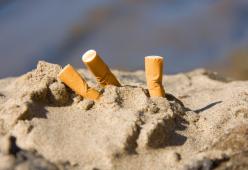 "Raccogli i mozziconi in spiaggia e ti regaliamo una  maglietta": l'iniziativa di un'associazione pugliese