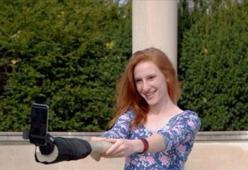 Stanche dei selfie da single? Comprate un selfie arm!