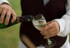 Il Guardian boicotta il Prosecco: "Va evitato, distrugge i denti"