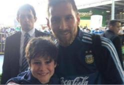 Video: il piccolo fan di Messi vuole un selfie ma viene portato via di peso. E il campione lo richiama