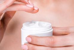 Un monaco denuncia una nota azienda di cosmetica, avrebbe rubato la formula di una crema