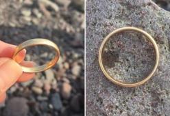 Trova una fede in spiaggia, riesce a rintracciare il proprietario grazie a Facebook