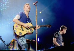 Chris Martin si esibisce in una cover degli AC/DC