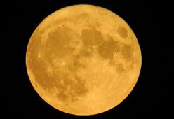 Stasera tutti a guardare la "Luna piena del cacciatore": dalle 18.45 occhi al cielo