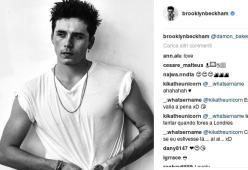 Brooklyn Beckham: su Instagram foto shock con una pistola, i fan protestano