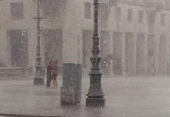 Scoppia il temporale ma i fidanzatini si baciano appassionatamente, lo scatto è emozionante