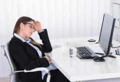 Lavori in ufficio? Ecco 8 malsane abitudini che danneggiano la salute