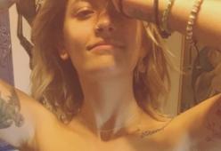 Paris Jackson in topless per mostrare i nuovi tatuaggi