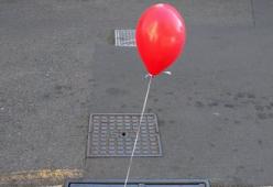 Palloncini rossi spuntano dalle fognature: ecco la geniale campagna pubblicitaria di “IT”