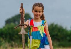 Bambina inglese trova una spada in un lago. E il mito di Excalibur torna a far sognare