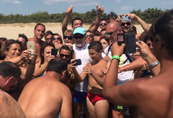 Vasco Rossi: foto di gruppo con i fan al mare