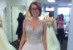 La moglie muore prima delle nozze e lui trova una foto in abito da sposa: "Non l’avevo mai vista prima”