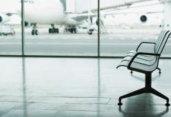 Il figlio ha il documento scaduto, il padre parte lo stesso e lo lascia in aeroporto