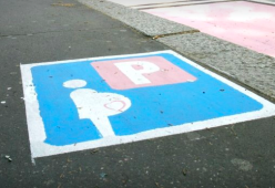 Bergamo: ecco i parcheggi riservati alle donne, ma solo etero e comunitarie