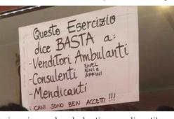 “Vietato l’ingresso a mendicanti, consulenti e ambulanti, i cani sono ben accetti”, la provocazione di alcuni negozianti