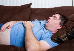 Mangiare prima di dormire fa ingrassare: una ricerca lo conferma
