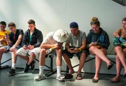 I giovani d’oggi? Crescono in ritardo rispetto alle vecchie generazioni!