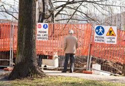 Anziano scappa dalla casa di riposo: ritrovato mentre controlla i cantieri