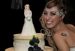 Ragazza single sposa se stessa, è la prima in Italia