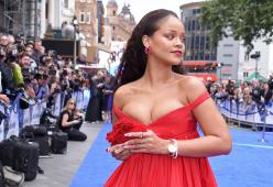 Rihanna "svela" il suo cognome. E il web impazzisce