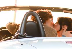 Selena Gomez bacia un altro, ma è sul set del film di Woody Allen. Ecco le foto