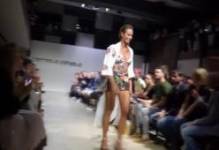 Federica Pellegrini sfila in “paint-kini” e fa rimanere tutti a bocca aperta