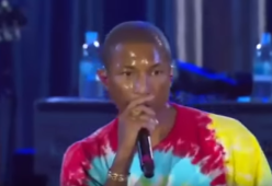 Pharrell Williams ed Eddie Vedder si inginocchiano contro Trump