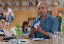 Ecco il nuovo (e bellissimo) spot per la ricerca contro la SMA, con Checco Zalone