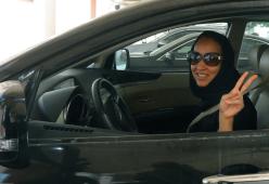 Svolta storica in Arabia Saudita: le donne possono guidare 
