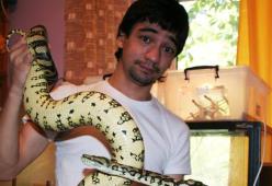 Si suicida in diretta video facendosi mordere da un serpente: shock in Russia