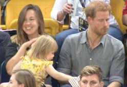 [Video] La bambina ruba i popcorn al principe Harry... guardate la sua reazione!