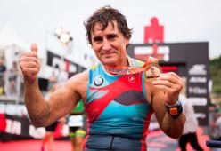 Meraviglioso Alex Zanardi: è il primo paratleta a concludere l'Ironman in meno di 9 ore