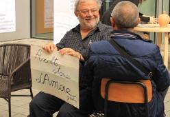 A Milano c'è un uomo che raccoglie le confidenze dei passanti