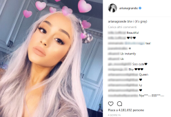 Cambio di look per Ariana Grande: eccola con i capelli grigi
