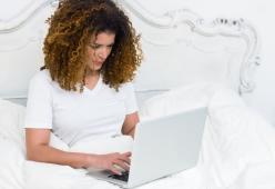 Dopo tre anni di relazione virtuale, una ragazza scopre che il suo fidanzato in realtà è una fidanzata