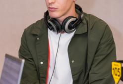 Andrea Conti a 105 Mi Casa, dal campo da calcio al campo musicale
