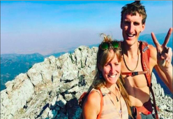 Un giovane alpinista si suicida dopo aver visto la fidanzata travolta e uccisa da una valanga
