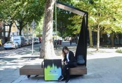 Londra: arrivano le panchine con ricarica wireless (o via cavo) e WiFi