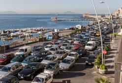 A Napoli arriva MoVeng: l’app per spostare le auto in doppia fila