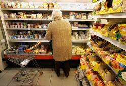 Anziana non ha i soldi per pagare la spesa, coppia di stranieri paga per lei