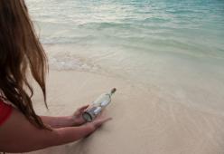 Cerca l’anima gemella lanciando duemila messaggi in bottiglia in mare: viene denunciato per inquinamento