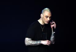 Dito medio contro Fabri Fibra durante il concerto, ecco la sua risposta
