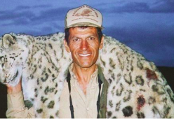 Uccide raro leopardo delle nevi e pubblica la foto con il trofeo. Ira degli animalisti