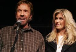 Chuck Norris dichiara: "Mia moglie avvelenata dai farmaci" e fa causa a diverse case farmaceutiche